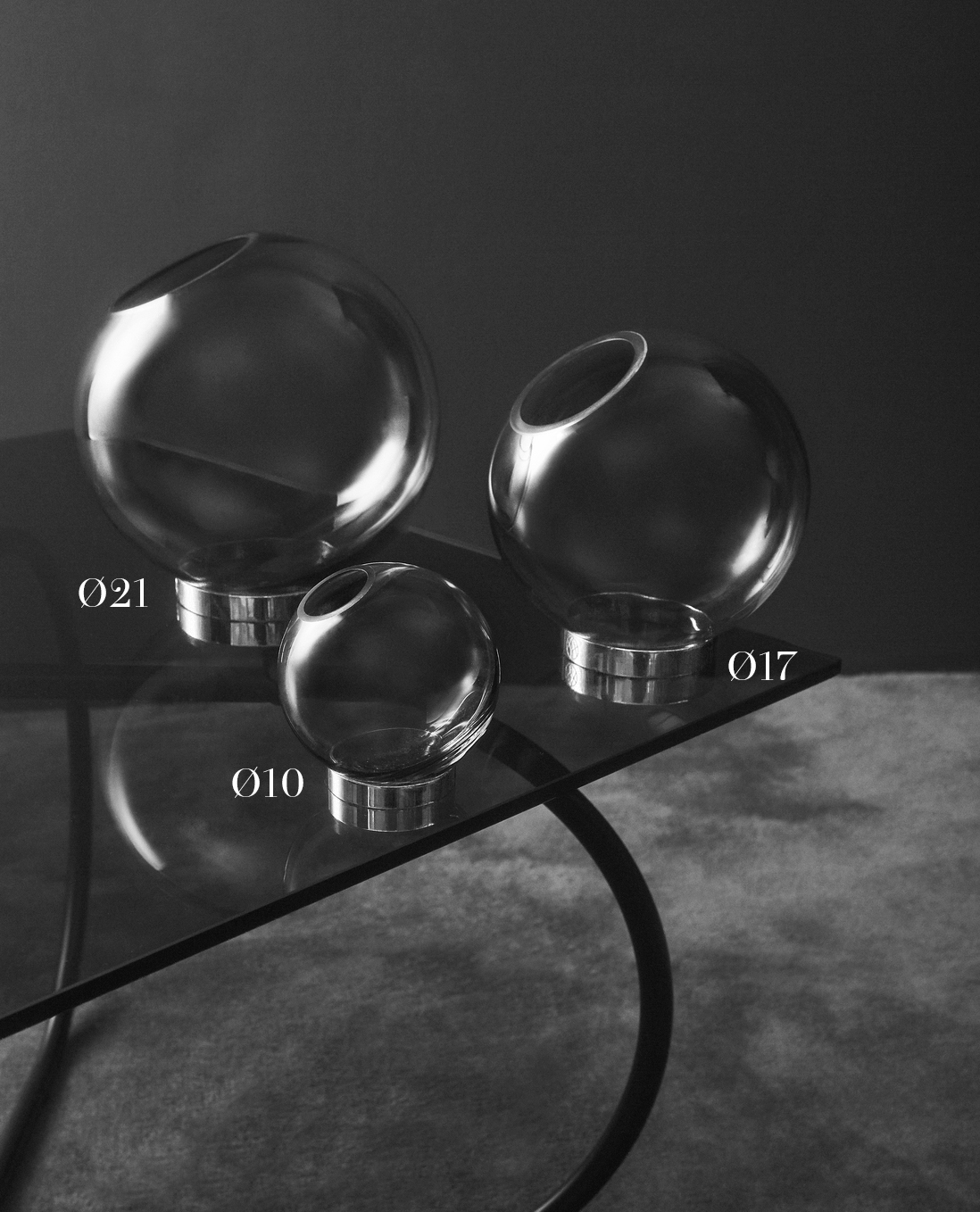 GLOBE vase avec pied GLOBE vase avec pied